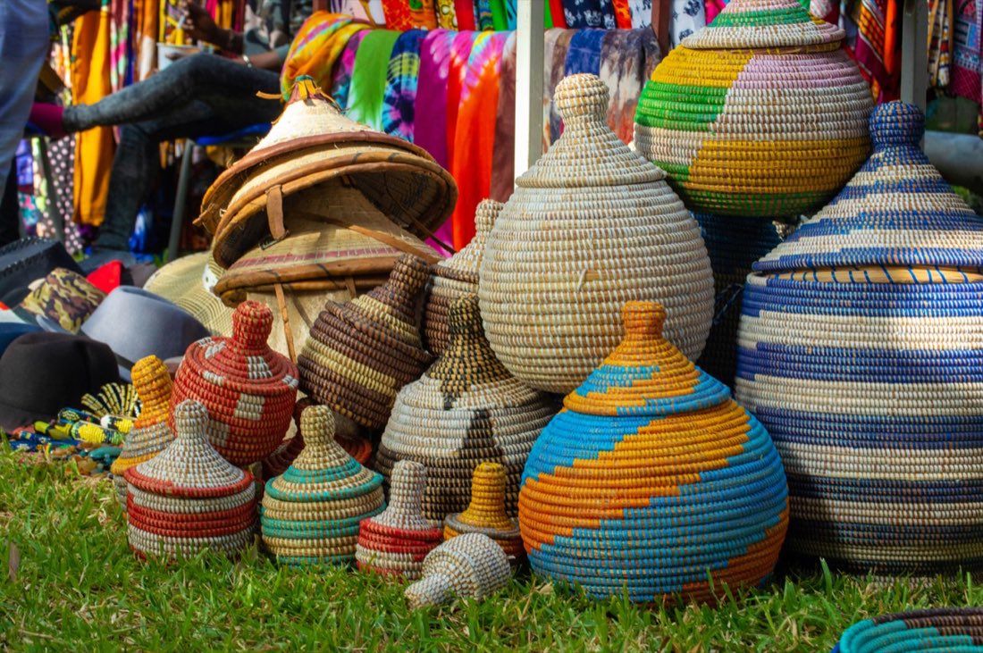 Canastas tejidas a mano de colores en un mercado