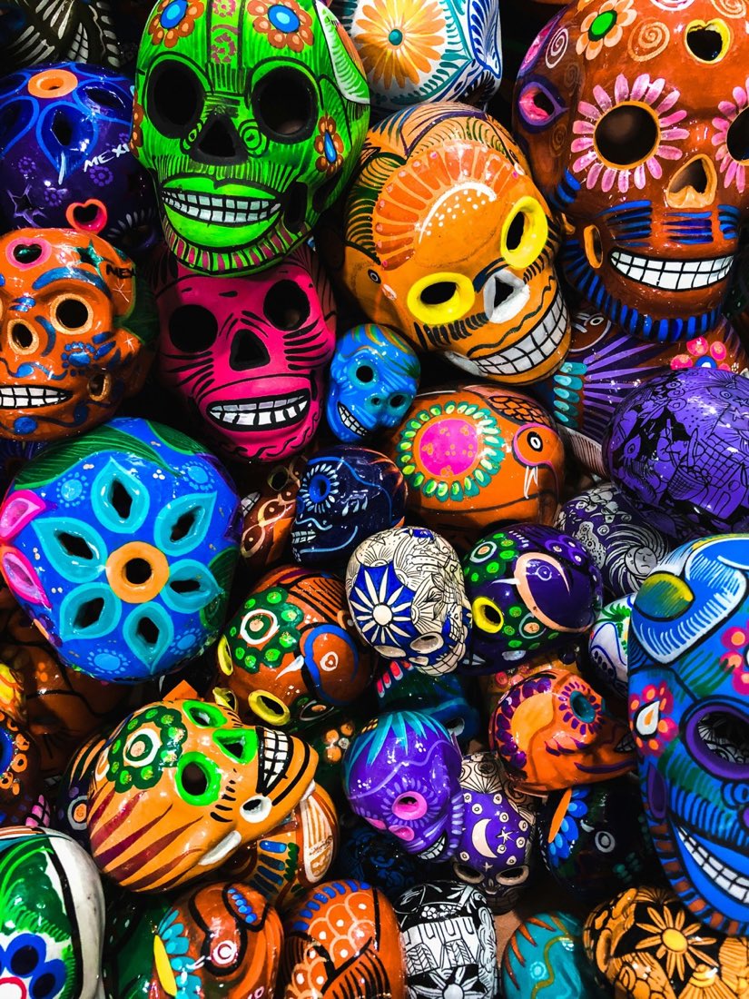 Calaveras de cerámica pintadas a mano con motivos florales de colores